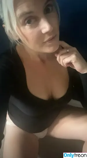 Missnylons07 / Danielledfc07 nude photo #0010