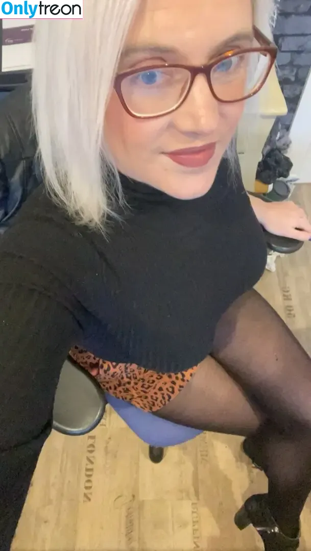 Missnylons07 nude photo #0019 (Danielledfc07)
