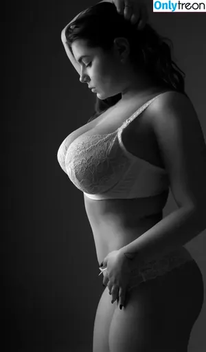 mo0ny / mich3ll3_mra nude photo #0014