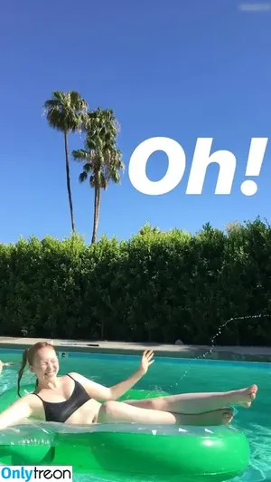 Molly C. Quinn / mollycaitlynquinn nude photo #0030