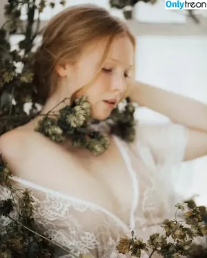 Molly C. Quinn / mollycaitlynquinn nude photo #0036