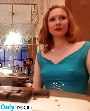 Molly C. Quinn / mollycaitlynquinn nude photo #0041