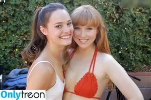 Molly C. Quinn / mollycaitlynquinn nude photo #0042