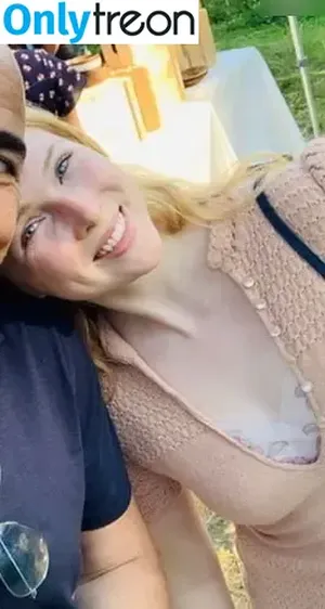 Molly C. Quinn / mollycaitlynquinn nude photo #0046