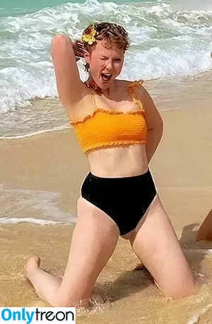 Molly C. Quinn / mollycaitlynquinn nude photo #0052