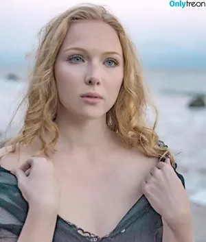 Molly C. Quinn / mollycaitlynquinn nude photo #0054