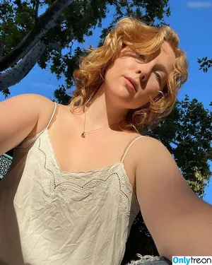 Molly C. Quinn / mollycaitlynquinn nude photo #0063