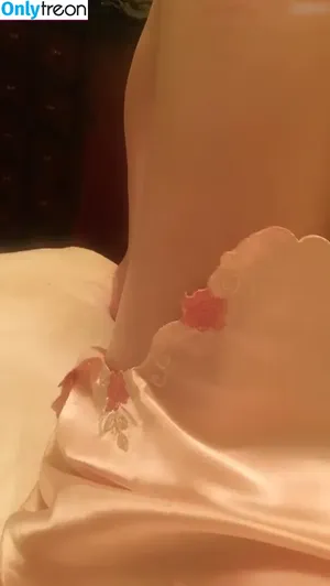 Molly C. Quinn / mollycaitlynquinn nude photo #0064