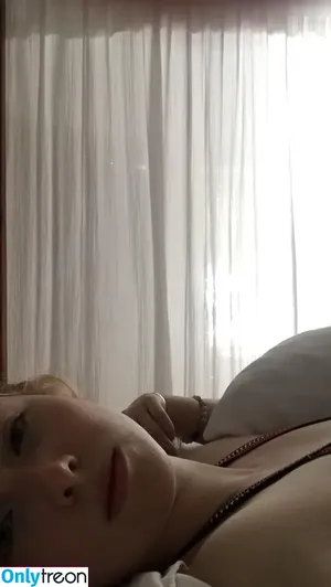 Molly C. Quinn / mollycaitlynquinn nude photo #0066