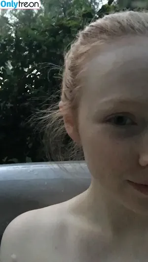 Molly C. Quinn / mollycaitlynquinn nude photo #0069