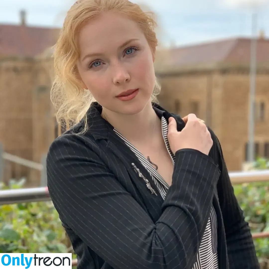 Molly C. Quinn nude photo #0038 (mollycaitlynquinn)