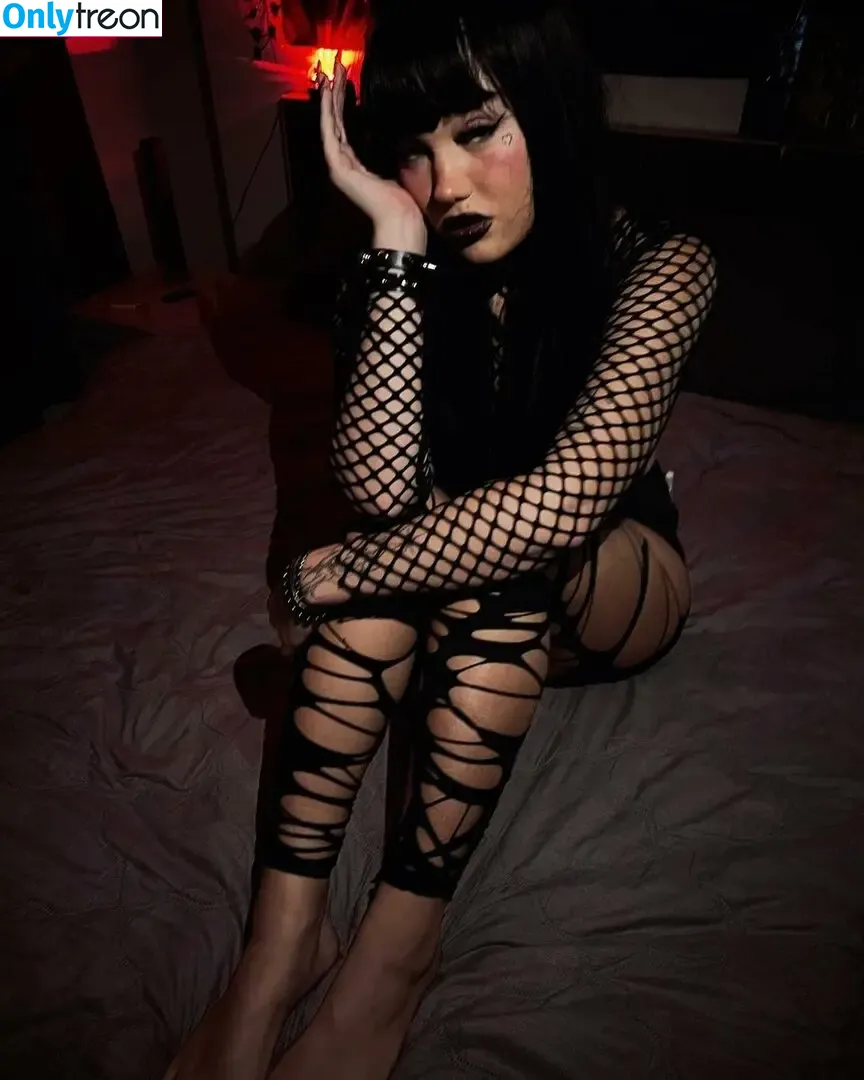 Molly Goth Girl nude photo #0003 (blondemolly / mollie.gallagher_)