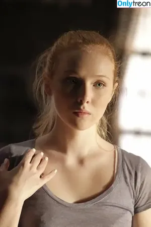 Molly Quinn / lassmolly / mollycaitlynquinn nude photo #0177