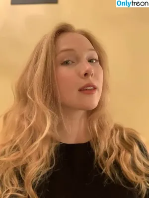 Molly Quinn / lassmolly / mollycaitlynquinn nude photo #0187