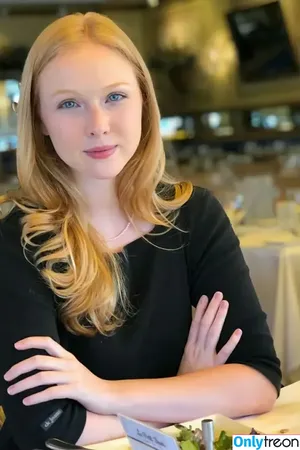 Molly Quinn / lassmolly / mollycaitlynquinn nude photo #0189