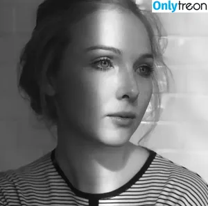 Molly Quinn / lassmolly / mollycaitlynquinn nude photo #0190