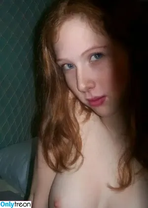 Molly Quinn / lassmolly / mollycaitlynquinn nude photo #0194
