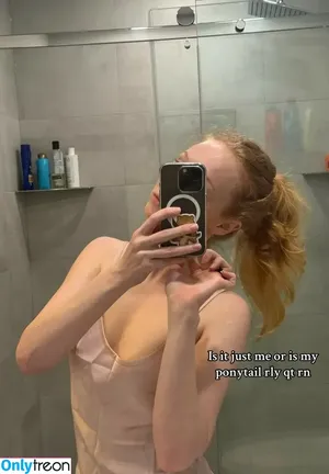 Molly Quinn / lassmolly / mollycaitlynquinn nude photo #0198