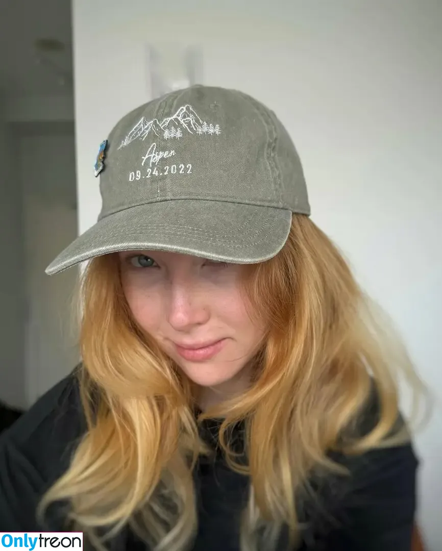 Molly Quinn nude photo #0170 (lassmolly / mollycaitlynquinn)
