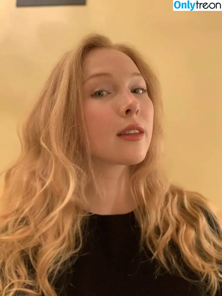 Molly Quinn nude photo #0187 (lassmolly / mollycaitlynquinn)