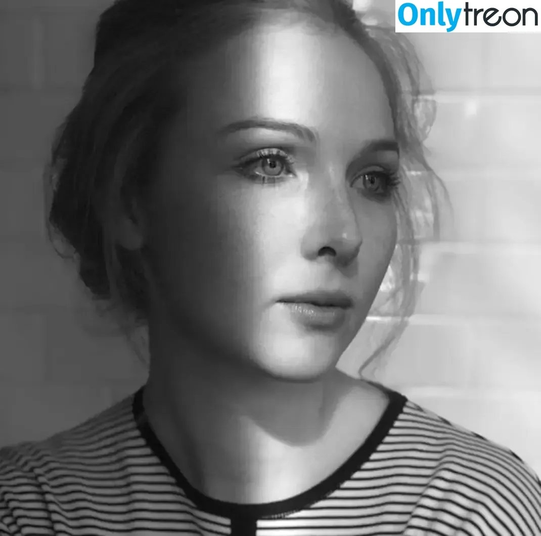 Molly Quinn nude photo #0190 (lassmolly / mollycaitlynquinn)