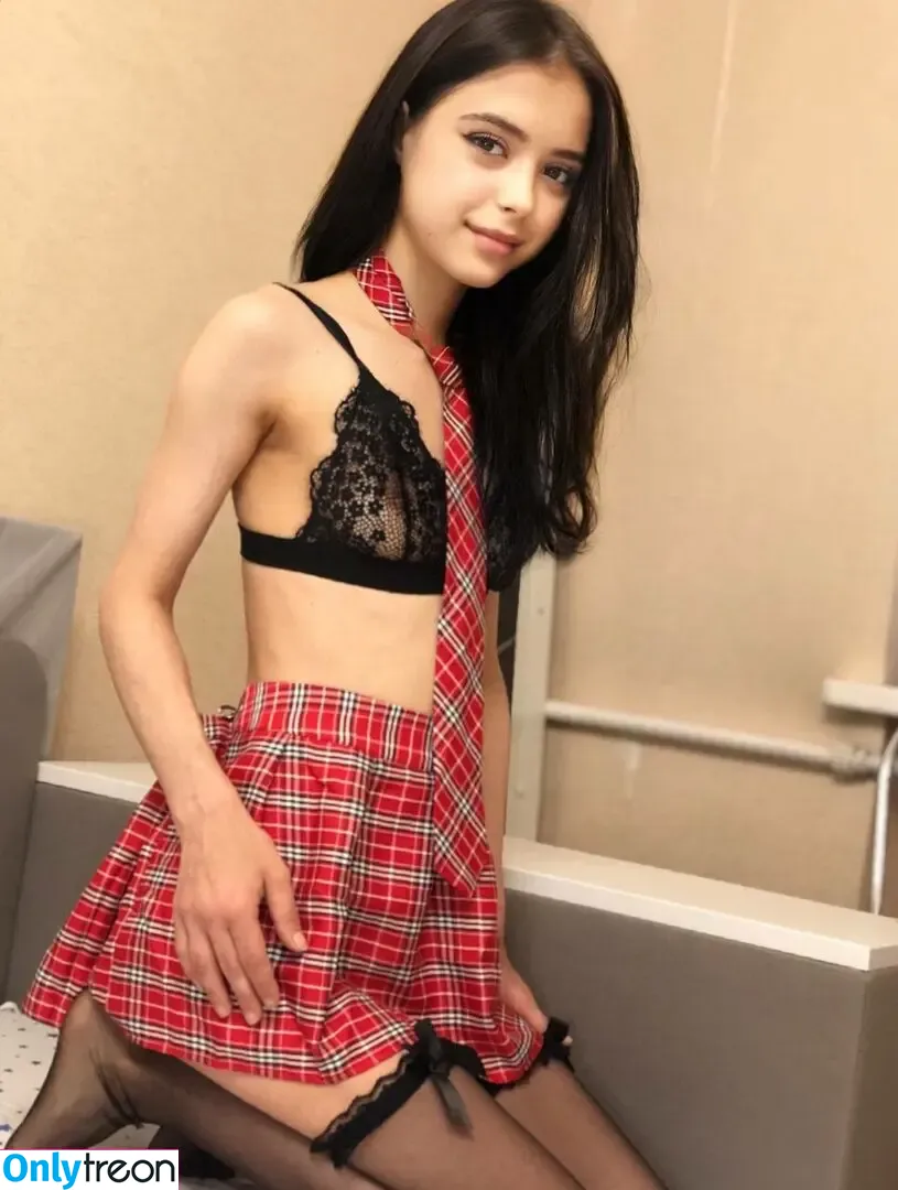 mollylo nude photo #0051 (mollylo93)