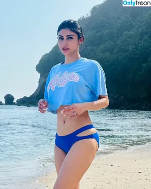 Mouni Roy / imouniroy nude photo #0038