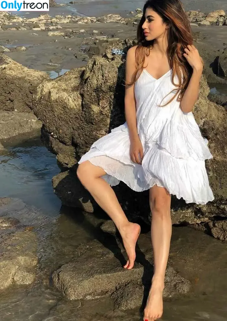 Mouni Roy голая photo #0001 (imouniroy)