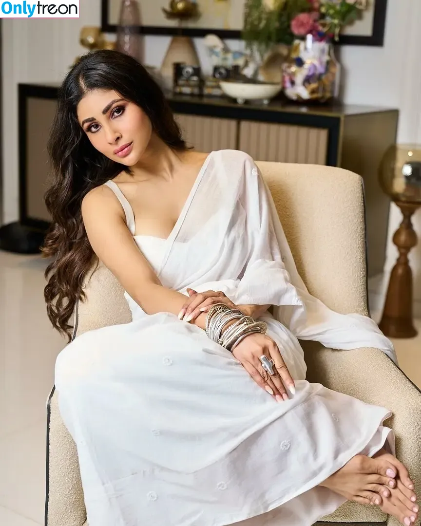Mouni Roy голая photo #0011 (imouniroy)