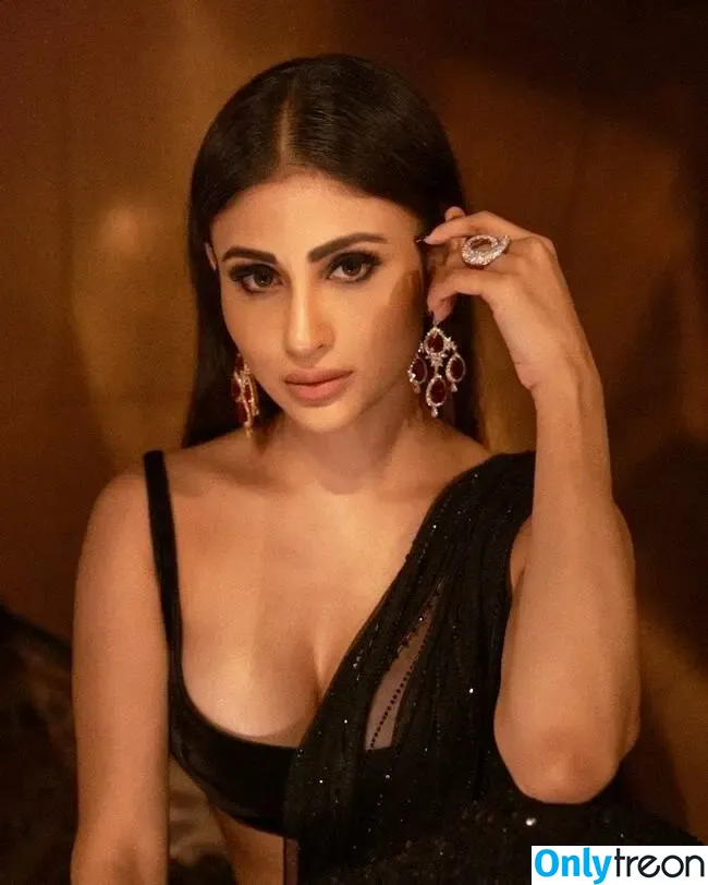 Mouni Roy голая photo #0013 (imouniroy)