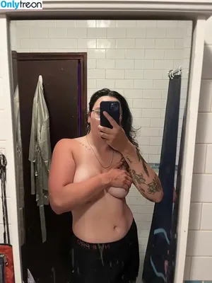 mrs_homewrecker / decent_shittalk nude photo #0002