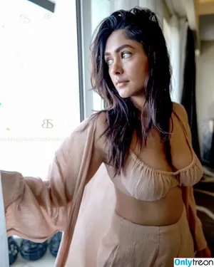 Mrunal Thakur / mrunalthakur nude photo #0004