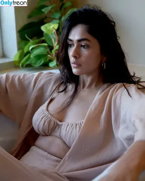 Mrunal Thakur / mrunalthakur nude photo #0006