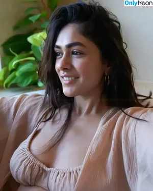 Mrunal Thakur / mrunalthakur nude photo #0008