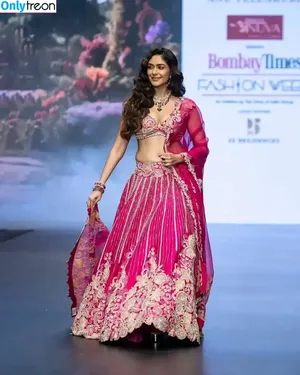 Mrunal Thakur / mrunalthakur nude photo #0014