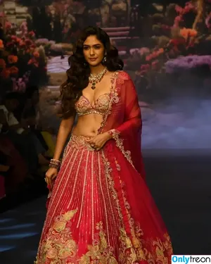 Mrunal Thakur / mrunalthakur nude photo #0015