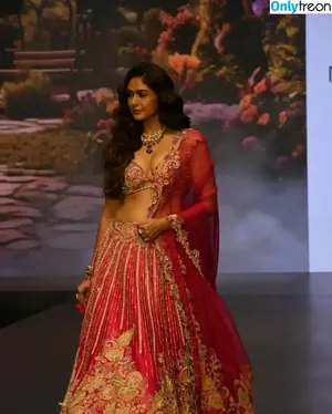Mrunal Thakur / mrunalthakur nude photo #0017