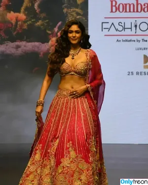 Mrunal Thakur / mrunalthakur nude photo #0018