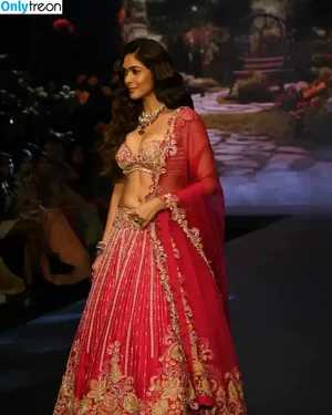 Mrunal Thakur / mrunalthakur nude photo #0020