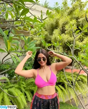 Mrunal Thakur / mrunalthakur nude photo #0022