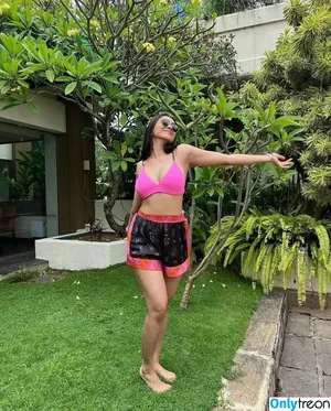 Mrunal Thakur / mrunalthakur nude photo #0025