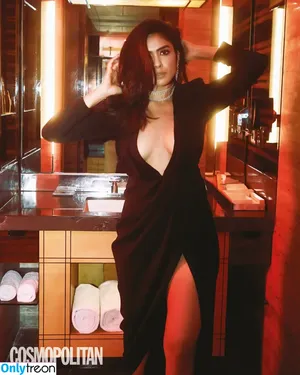 Mrunal Thakur / mrunalthakur nude photo #0044