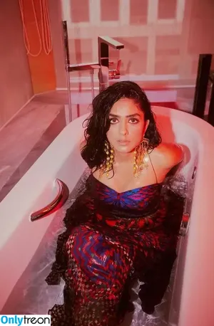 Mrunal Thakur / mrunalthakur nude photo #0051