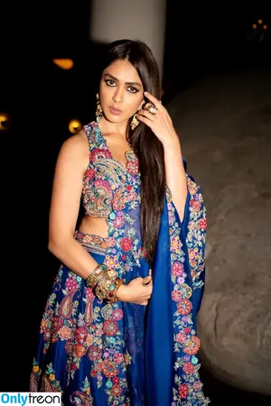 Mrunal Thakur / mrunalthakur nude photo #0058