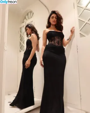Mrunal Thakur / mrunalthakur nude photo #0075