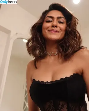Mrunal Thakur / mrunalthakur nude photo #0077