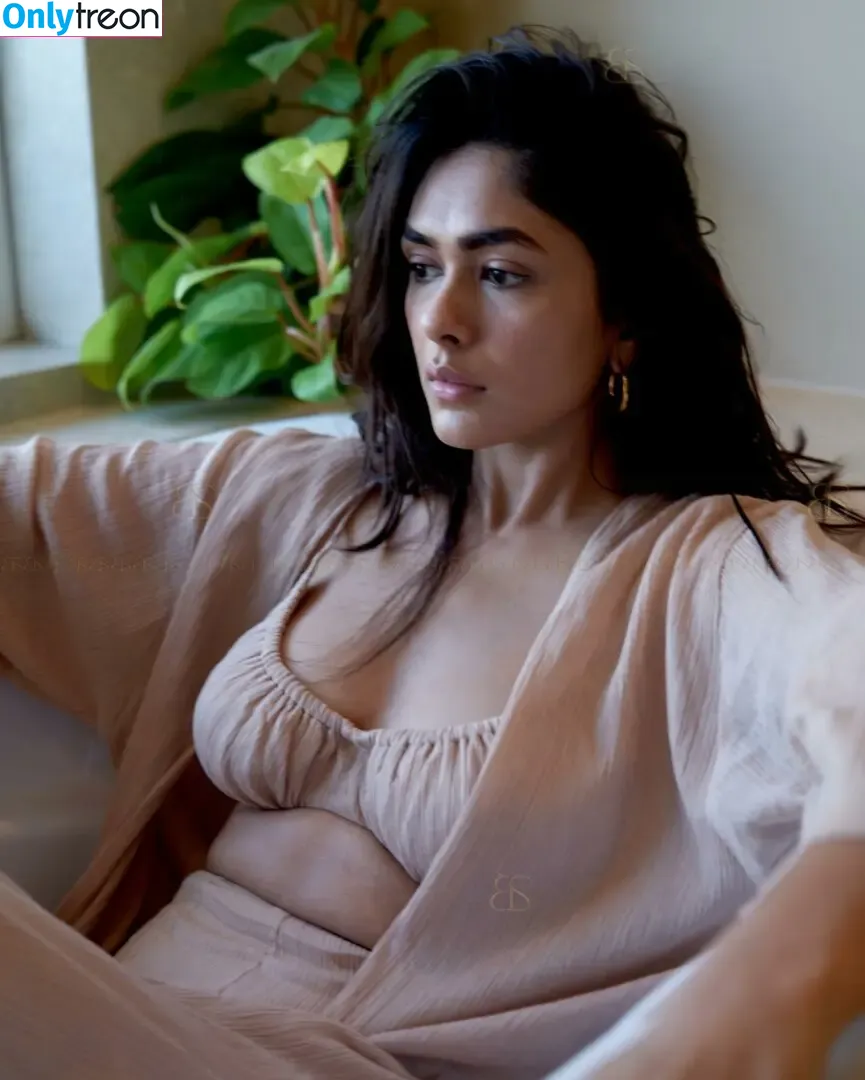 Mrunal Thakur nude photo #0006 (mrunalthakur)