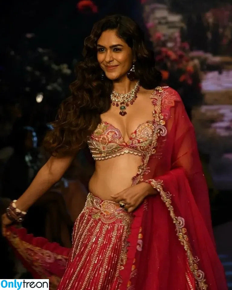 Mrunal Thakur nude photo #0010 (mrunalthakur)