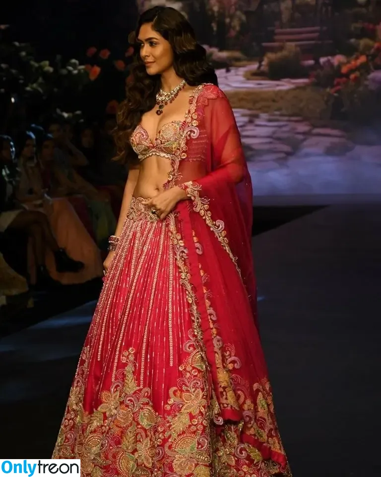 Mrunal Thakur nude photo #0011 (mrunalthakur)