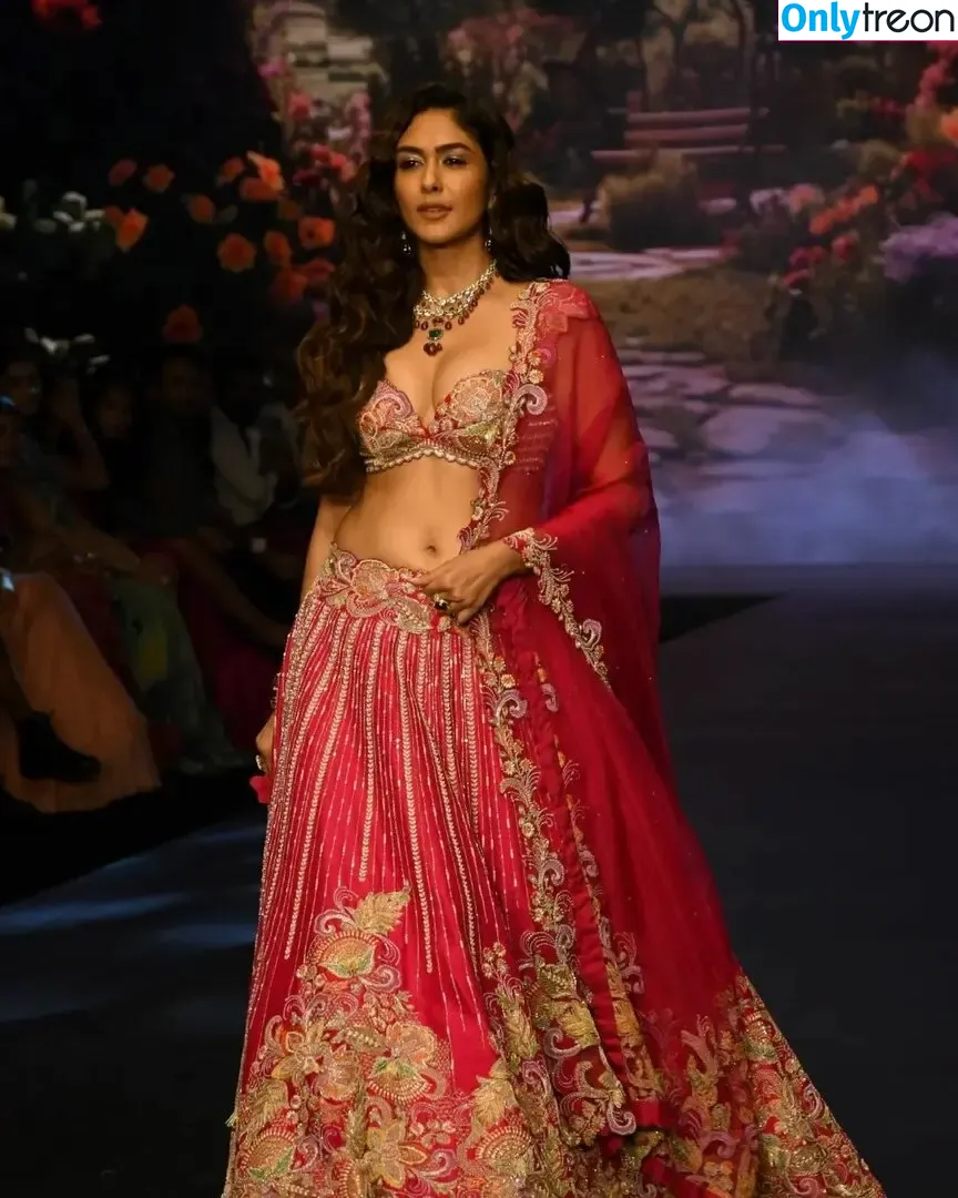 Mrunal Thakur nude photo #0016 (mrunalthakur)